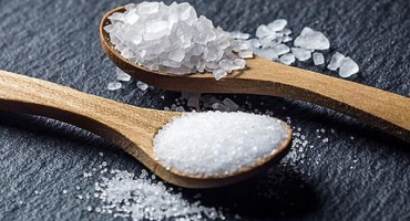 Jaká sůl je lepší pro nakládání okurek na zimu, obyčejná nebo jodizovaná